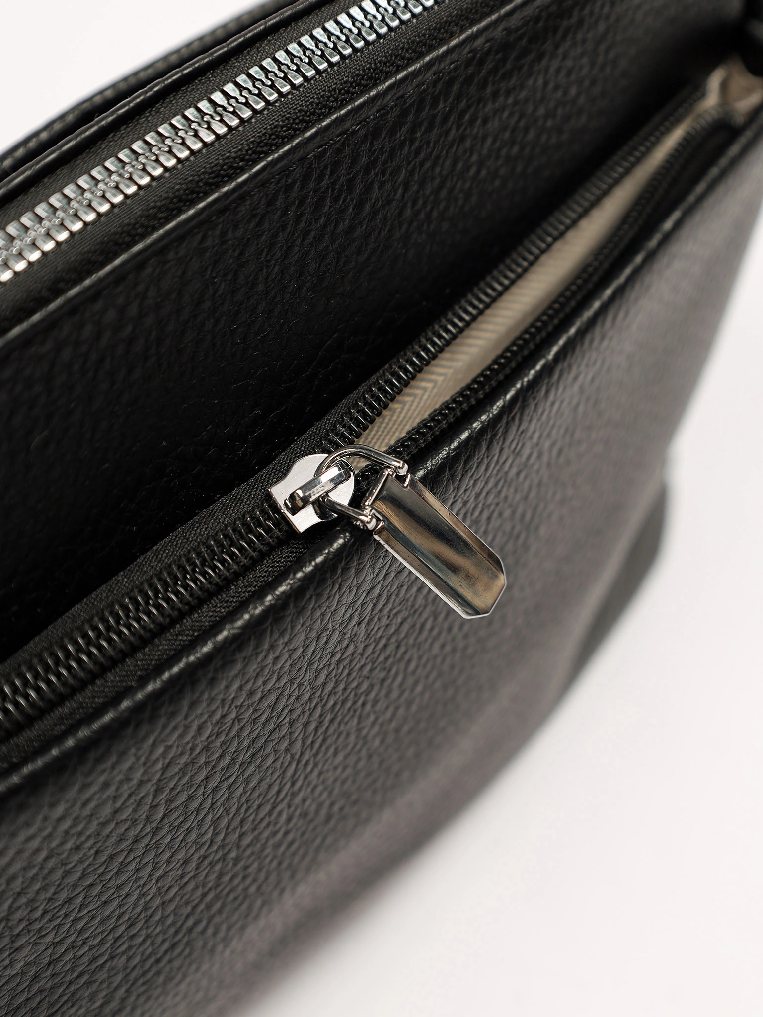 Сумка-кроссбоди с декоративным пуллером в ассортименте